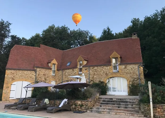 Luxury Chateau W. Pool & Hot Tub In Dordogne Villa